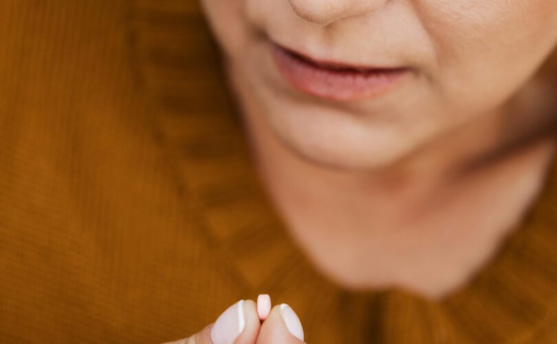 Persona tomando medicamento en casa siguiendo tratamiento